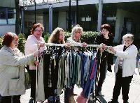 Ziehen gemeinsam an einem Kleiderständer: Die Frauengruppe der Gemeinwesenarbeit bezieht derzeit die neuen Räume der »Schickeria« am Stanigplatz. Foto: gf
