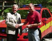 Die Freiwillige Feuerwehr Unterföhring bedankt sich beim Ersten Bürgermeister Franz Schwarz für ihr neues Fahrzeug. Foto: FFW