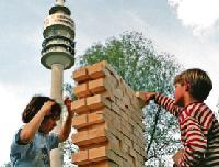 Türmchenbauen vorm Turm: Nur einer von vielen Programmpunkten bei »Power of Play«.	Foto: VA