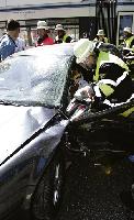 Die Feuerwehr befreite den verletzten Fahrer aus seinem Auto.Foto: VA