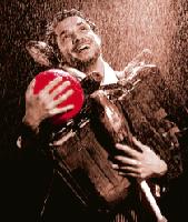 Faszination Regen: Der Cirque Éloize kommt mit seinem aktuellen Programm rain ins Deutsche Theater. Foto: 	VA