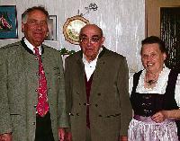 Feldkirchens Bürgermeister Leonhard Baumann (l.) gratuliert Herbert Weiß zum 80. Geburtstag und brachte dem Jubilar und seiner Frau Margot einen Präsentkorb mit.	Foto: VA