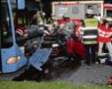 Fahrerin schwer verletzt: Pkw kracht frontal in einen Linienbus  Unfallursache ungeklärt.	 Foto: Feuerwehr