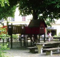 Des einen Freud`, des anderen Leid: Hunde, die besten Freunde mancher Münchner, verdrecken Kinderspielplätze wie hier am Roecklplatz.    Foto: ras