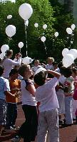 Symbolischer Akt: Über 400 Luftballons entließen die Schüler in die Lüfte. Jeder Ballon ist mit einer eindringlichen Friedenstauben-Botschaft bestückt: »Wir sind gegen Gewalt  und Du?« Foto: gf