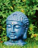 Geben ein gutes Bild ab  die bunten Buddhaköpfe aus Keramik in grüner Gartenkulisse.	Foto: VA