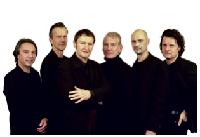 Weißbier und Weltmusik: Hans-Jürgen Buchner (Dritter von links) und seine Band gastieren auf dem Tollwood.	Foto: VA