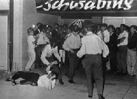 Ralf Hinterding wird am Samstag Szenen der Schwabinger Krawalle (Foto vom 23. Juni 1962) nachstellen. Foto: AP