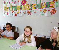 Überzeugt von der Sache  Julia Brozat-Essen (2.v.r.) und ihre Mitschüler unterzeichnen den Schulvertrag.	 F.: wei