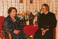 Pater Nowak vor 25 Jahren bei seiner Primiz mit Mutter Charlotte. Foto: Privat