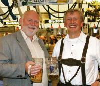 Befreundete Bürgermeister: Franz Schwarz konnte mit Werner Groll von der Partnergemeinde Kamsdorf auf das Bürgerfest anstoßen.	 Foto: ba