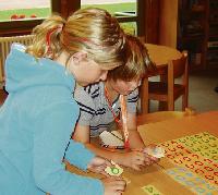 Der andere Weg: Freiarbeit ist ein wichtiges Element im Montessori-Alltag. Notendruck und Übertrittsstress gibt es jedoch nicht. Foto: Privat