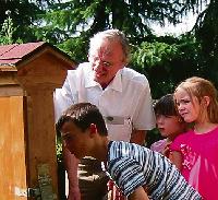 Imker Norbert Ruhs zeigt Besuchern am Tag der offenen Tür ein Bienenvolk im Schaukasten.	 Foto: VA