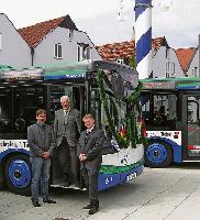 Bürgermeister Manfred Solbrig und MVV-Bereichsleiter Olaf von Hoerschelmann und VBR-Geschäftsführer Udo Beran (v.l.) sind froh, dass die neuen Busse endlich in Garching fahren. 	Foto: VA