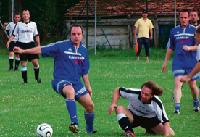 DSF-Moderator Willi Arsan vom FC Schmiere kämpft um jeden Ball. Foto: VA