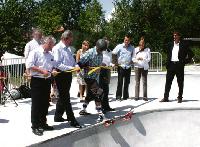 Nur ein kleiner »Schnipp« für einen OB und ein kleiner Schritt für einen Skater: Die neue Skateanlage am Fasaneriesee wurde am vergangenen Freitag offiziell den Skate-Fans übergeben.	 Foto: gf