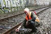 »Nach 36 Jahren ist die Lebensdauer der Holzschwellen überschritten und ein Ersatz durch Betonschwellen unumgänglich«, weiß Ulf Schönleben von der Deutschen Bahn. Es kommt an zwei Wochenenden zu Behinderungen. Foto: ak