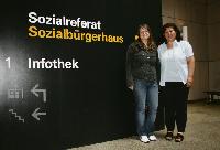 Wer will helfen? Nancy Schreiber (li.) und Meryem Dolu (re.) suchen freiwillige Helfer für bedürftige Menschen im Stadtteil.	 Foto: ak