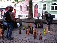 Beliebter Treffpunkt an der Münchner Freiheit: beim Schachbrett. 	Foto: nan