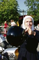 Helm über Schleier: Schwester Theodolinde rüstet sich für ihren Einsatz als Stauhelferin.Foto: ks