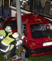 Glück im Unglück  der Sohn des Fahrers konnte befreit werden. Foto: Feuerwehr