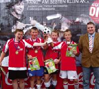 Die Sieger des real,- junior cups, die »Blonden Bubis« (Daniel Maus, Florian Hoffmann und Patrick Neser) und Danny Krügel mit dem stellvertretenden Geschäftsleiter von real im Europark, Herr Bayr (v. li.).