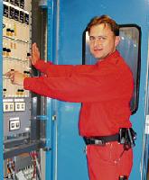 Ireneusz Szymanowicz kontrolliert die Klimaanlage.