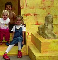 Fabian, Vanessa und Pia hatten viel Spaß beim Ferienprogramm in und rund um die ägyptische Pyramide am pep point.