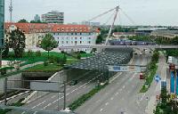 Dieses Bild soll sich den Bürgern ab Ende 2008 bieten: Die Tram 23 überquert den Mittleren Ring über eine Stahlseil-Brücke. Montage: Baureferat