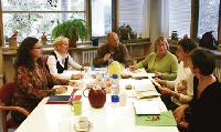 Zu  sechst beraten sich die Mitarbeiter des Sozialpsychiatrischen Dienstes München Nord über ihre Patienten und versuchen eine Lösung zu finden. Foto: ks