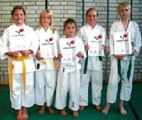 Bestanden: Glückliche Karateka des SC Eching nach den Gürtelprüfungen. 	Foto: Verein