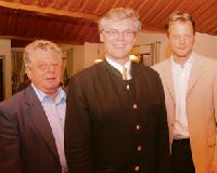 100 Prozent Rückenwind: Fraktionschef Th. Seidenberger (re.) und der Vorsitzende H. Unterholzner (li.) freuen sich auf den Wahlkampf mit Bürgermeister R. Schneider.	 Foto: ba