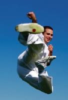 Abteilungsleiter und Taekwondo-Trainer Quirin Schnack bei einem gesprungenen Fußstoß. 	F: Verein