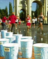 Rechtzeitig trinken ist ein Muss für alle Teilnehmer am München Marathon. Foto: SWM