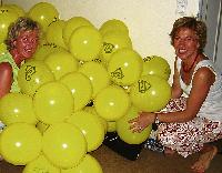 Die Ballons zum Geburtstagsfest sind schon aufgeblasen.Foto: VA
