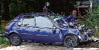 Aus dem total zerstörten Auto bargen die Einsatzkräfte der Hauptfeuerwache den betrunkenen Fahrer. Er war ohne Führerschein unterwegs. 	Foto: Feuerwehr