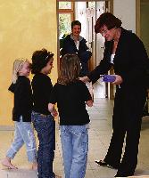 Familienministerin Christa Stewens bei der Einweihung des neuen Kinderhortes. 	Foto: VA