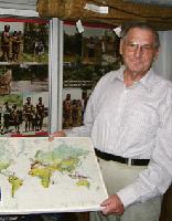 Fritz Taschner mit seiner Weltkarte, auf der alle Orte gekennzeichnet sind, die er besucht hat. Foto: lix