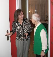 Christa Lippmann besucht Margarethe Schwarze (r.) in deren Wohnung.	 Foto: lix
