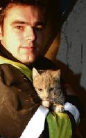 Die Katze aus der Mühle sicher in den Armen des Feuerwehrmannes. Foto: Feuerwehr