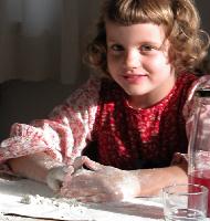 Liebt jedes Kind: Plätzchen backen  ohne Stress geht das bei der Weihnachtsbäckerei vom Haus der Familie.	F.: VA