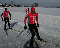 Statt auf dem Sattel geht es mit Langlaufski und Stöcken zum Konditionstraining durch den Schnee. 	Foto: Verein