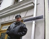 Physiklehrer und Schildbürger Gustav Kröger vor seinem derzeit überklebten Straßenschild.  Foto: Julia Stark