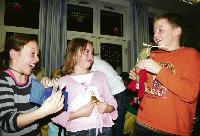 »Wir sind die Kichererbsen«: Lara (9), Zina (10) und Daniel (9 Jahre, von links) machen ihrem Spitznamen auch beim Weihnachtsbasteln alle Ehre. 	Foto: em