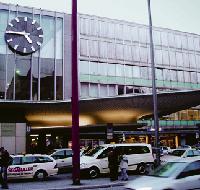 Länger als geplant bleibt die grüngraue Betonfassade des Hauptbahnhofs erhalten: Die Pläne für eine Erneuerung liegen derzeit auf Eis.         Foto: els