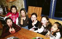 Melissa (9), Zeynep (10), Amina (10), Jessica (9), Janina (10) und Ayse (8, von links) genießen das Backen für einen guten Zweck sichtlich. Foto: em