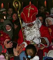 Umgeben von vielen Kindern brachte der Nikolaus Gaben. 	Foto: VA