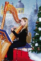 Am Donnerstag, 20. Dezember, erwartet die OEZ-Besucher von 17 bis 19 Uhr das weihnachtliche Harfentrio auf der Bühne im Untergeschoss.	 Foto: VA