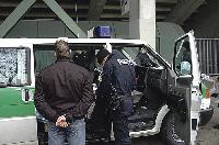 Die Polizei machte am Sonntag vor dem Stadion kurzen Prozess. Foto: Polizei
