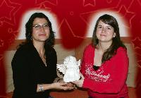 Nancy Bock vom Sozialbürgerhaus (re) »verkuppelte« Carolin Krause mit ihrer Seniorin, der sie seitdem ehrenamtlich hilft. Dafür überreicht der Haidhausener Anzeiger den Weihnachtsengel 2007.   	Foto: ks
